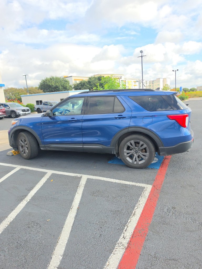Used 2021 Ford Explorer XLT w/ Equipment Group 202A RWD image 1