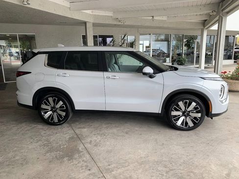 New 2025 Mitsubishi Outlander SE image 2