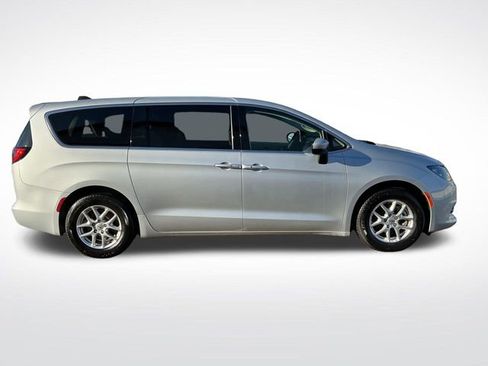 Used 2023 Chrysler Voyager LX FWD image 9