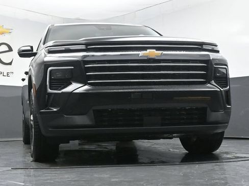 New 2027 Chevrolet Traverse LT w/ Sun and Wheel Package FWD image 3