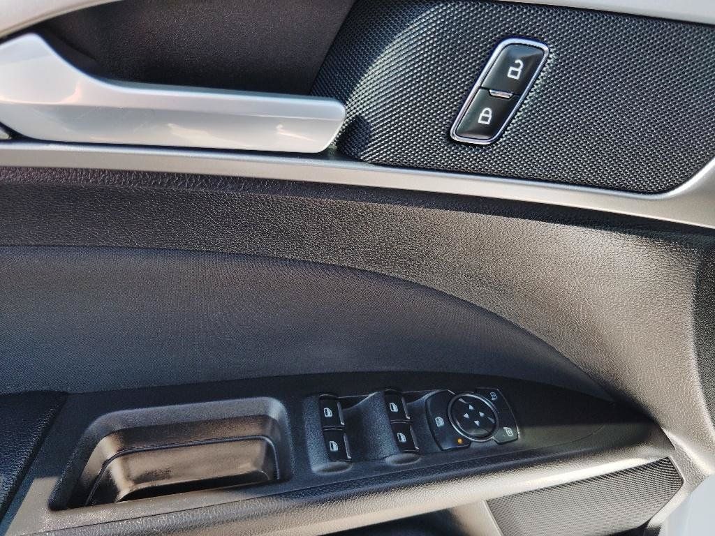 Used 2020 Ford Fusion SE FWD image 13