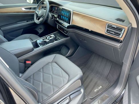 Used 2024 Volkswagen Atlas SE image 31