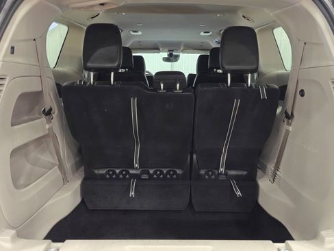 Used 2024 Chrysler Pacifica Touring-L image 31