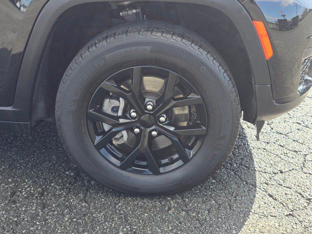 Used 2024 Jeep Grand Cherokee L Altitude AWD/4WD image 9