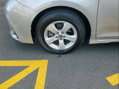 Used 2020 Toyota Sienna L image 10