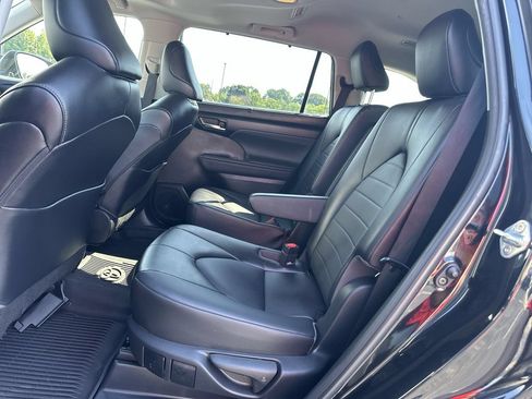 Used 2022 Toyota Highlander XLE AWD/4WD image 28