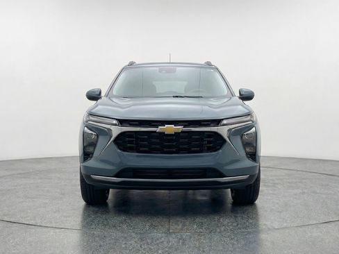 Used 2025 Chevrolet Trax LT w/ LT Convenience Package image 2