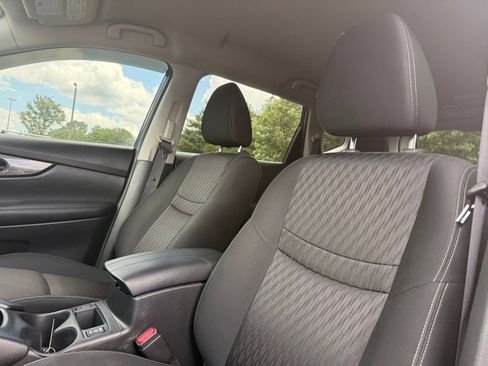 Used 2019 Nissan Rogue SV FWD image 16