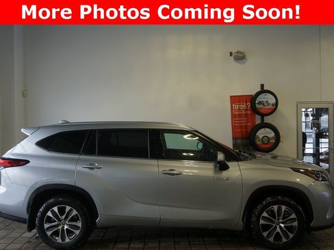 Used 2021 Toyota Highlander XLE image 2