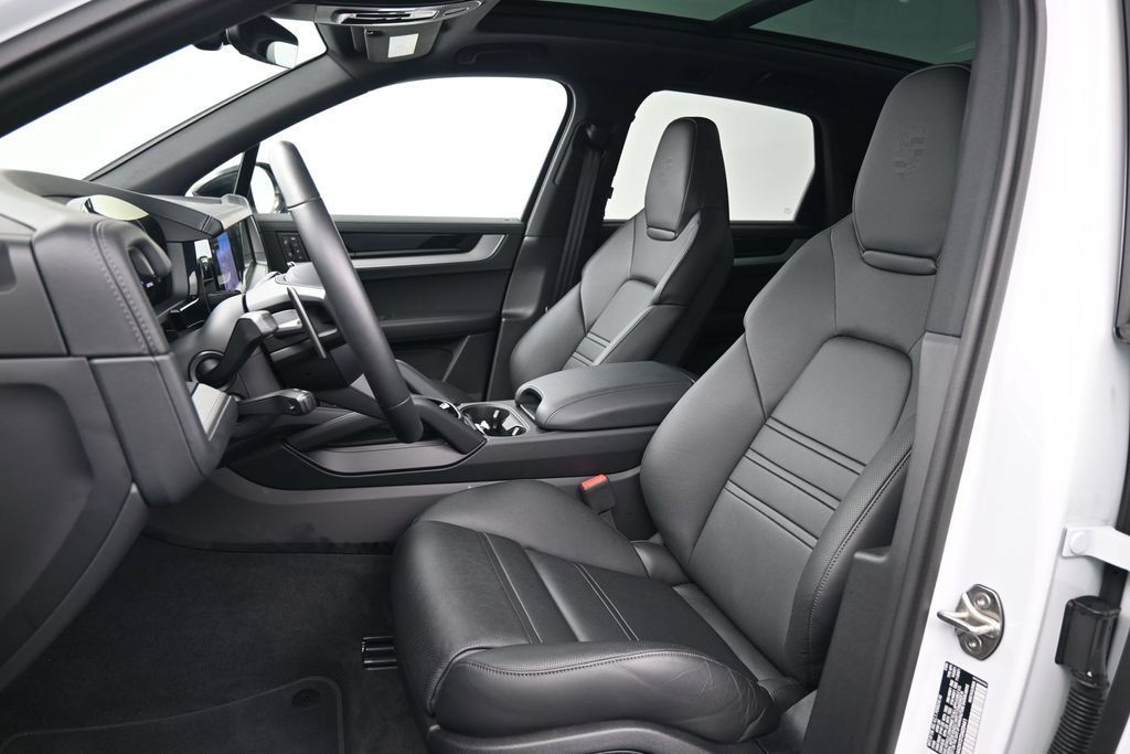 Certified 2026 Porsche Cayenne AWD/4WD image 5