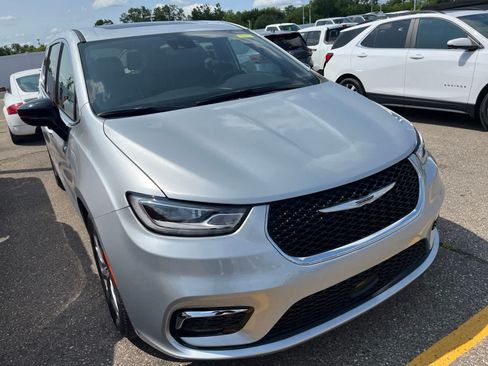 Used 2026 Chrysler Pacifica Limited FWD image 20