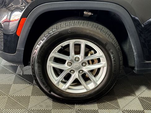 Used 2023 Jeep Grand Cherokee Laredo w/ Trailer Tow Prep Group (B) AWD/4WD image 12