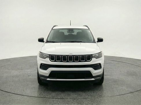 Used 2025 Jeep Compass Latitude AWD/4WD image 2
