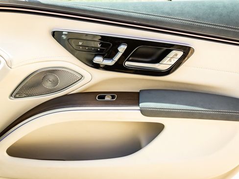 Used 2022 Mercedes-Benz EQS 450+ Sedan image 25