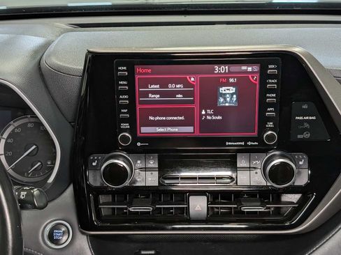 Used 2021 Toyota Highlander XLE AWD/4WD image 19