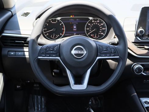 Used 2024 Nissan Altima 2.5 SV FWD image 13
