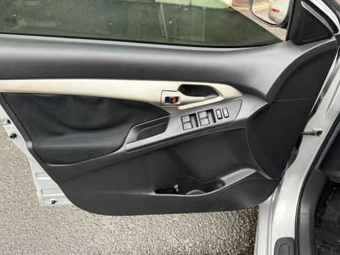 Used 2013 Toyota Matrix S FWD image 16