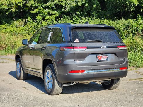 New 2025 Jeep Grand Cherokee Laredo AWD/4WD image 2