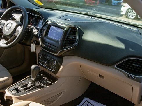 Used 2019 Jeep Cherokee Latitude w/ Popular Appearance Group image 11