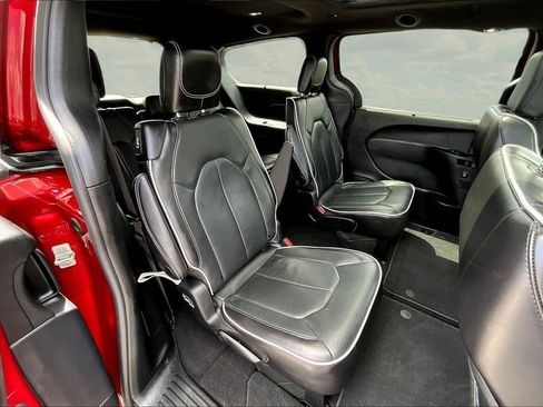 Used 2025 Chrysler Pacifica Limited FWD image 27