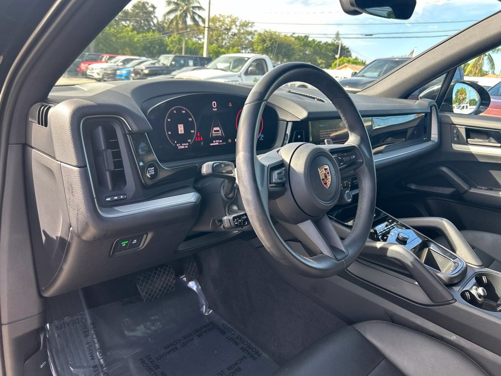 Used 2025 Porsche Cayenne AWD/4WD image 12