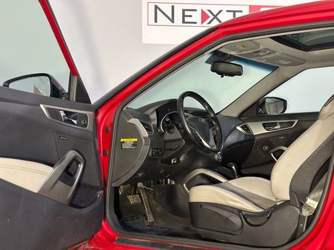 Used 2013 Hyundai Veloster w/ Style Pkg image 9