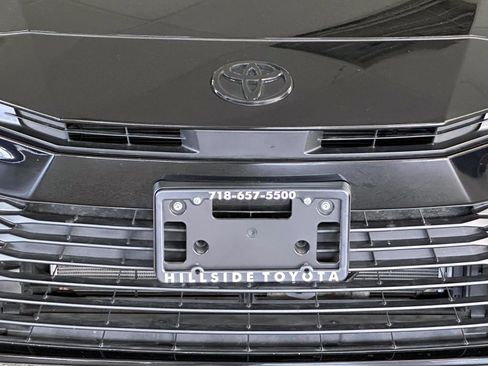 Used 2025 Toyota Camry XLE AWD/4WD image 8