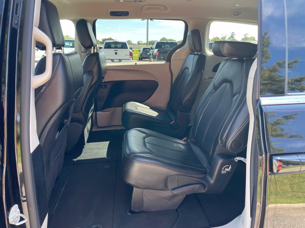 Used 2024 Chrysler Pacifica Touring-L FWD image 12