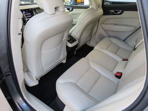 Used 2021 Volvo XC60 T5 Inscription w/ Climate Package image 9