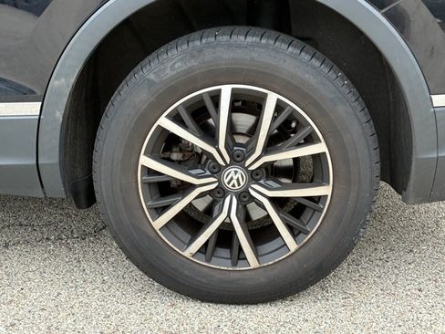 Used 2021 Volkswagen Tiguan SE w/ Panoramic Sunroof Package FWD image 9