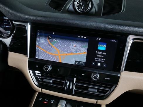 Certified 2023 Porsche Macan image 18