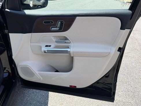 Used 2023 Mercedes-Benz GLB 250 w/ Premium Package image 8