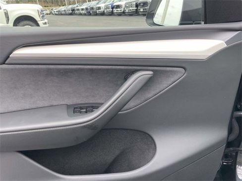 Used 2025 Tesla Model Y Long Range image 13