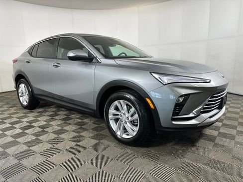 Used 2024 Buick Envista Preferred w/ Advanced Safety Package image 2