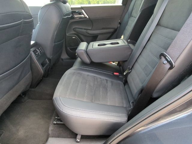 Used 2025 Mitsubishi Outlander SE AWD/4WD image 25