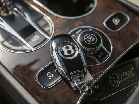 Used 2021 Bentley Bentayga AWD/4WD image 61