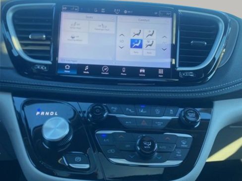 Used 2023 Chrysler Pacifica Touring-L image 23