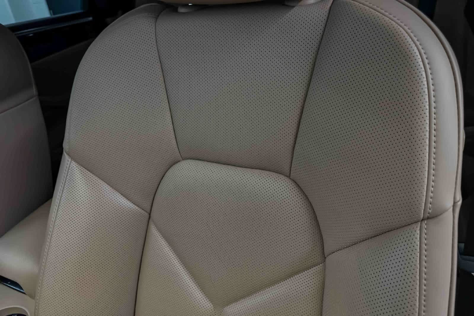 Certified 2023 Porsche Macan AWD/4WD image 28