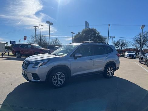 Used 2023 Subaru Forester Premium image 4