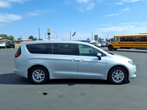 Used 2023 Chrysler Voyager LX FWD image 7