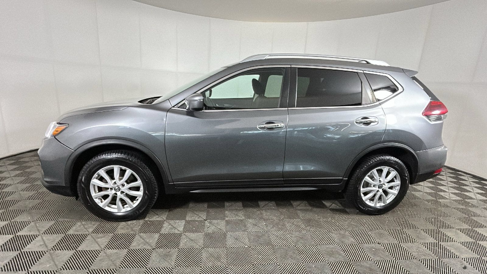 Used 2018 Nissan Rogue SV AWD/4WD image 6