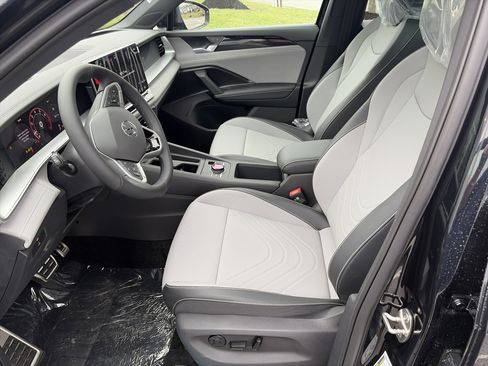 New 2026 Volkswagen Tiguan SE R-Line image 11