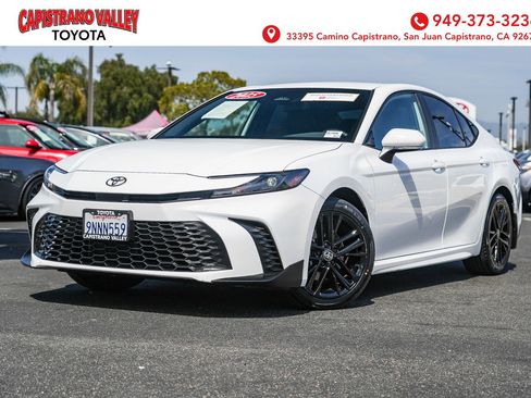 Certified 2025 Toyota Camry SE image 1