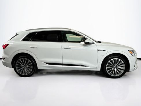 Used 2019 Audi e-tron Prestige w/ Prestige Package image 4