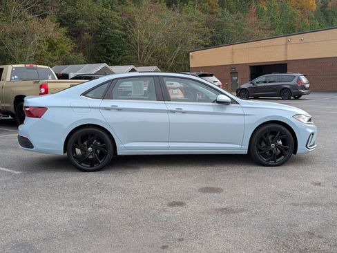 Used 2025 Volkswagen Jetta SE w/ Sunroof Package image 10
