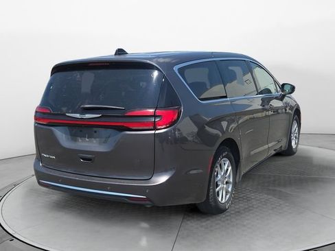 Used 2023 Chrysler Pacifica Touring-L FWD image 5