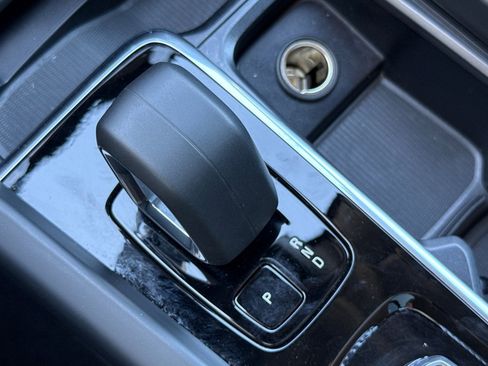 Used 2025 Volvo XC60 B5 Plus image 27