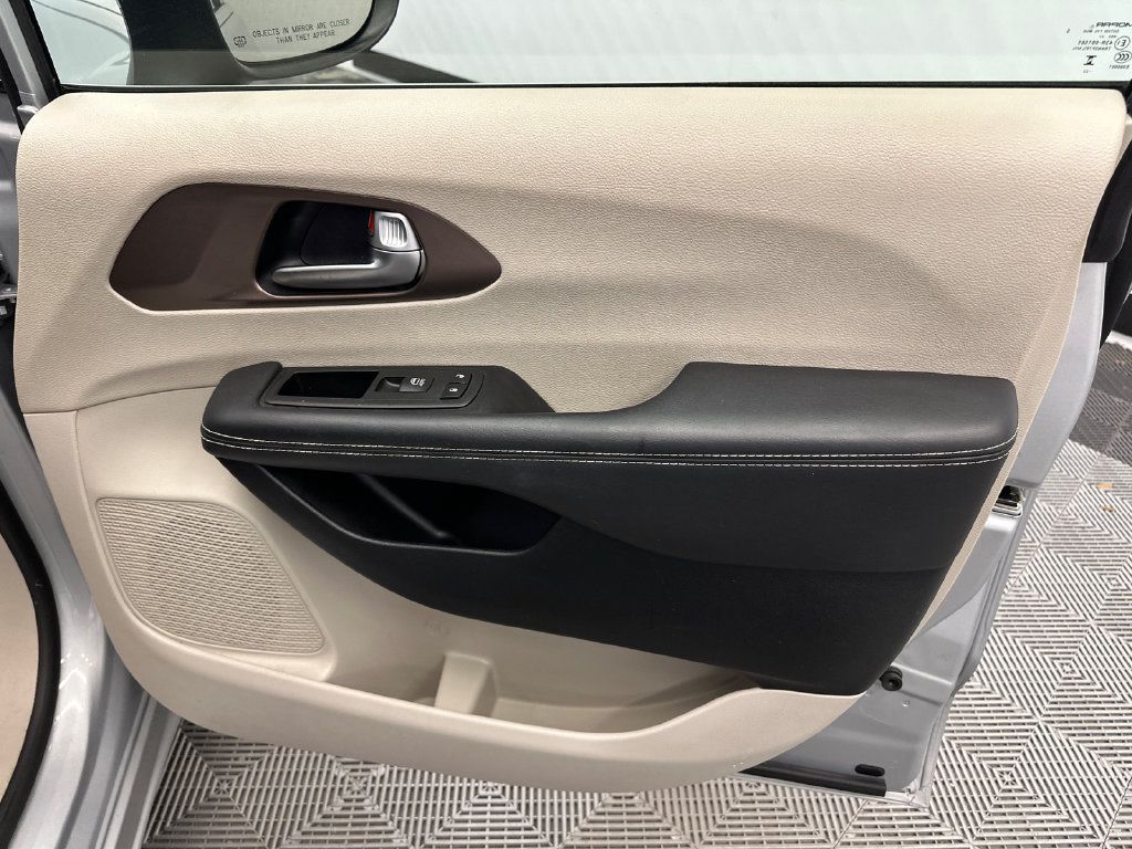 Used 2023 Chrysler Voyager LX FWD image 15