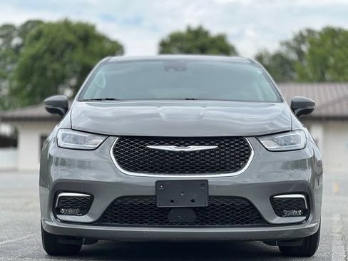 Used 2023 Chrysler Pacifica Touring-L FWD image 2