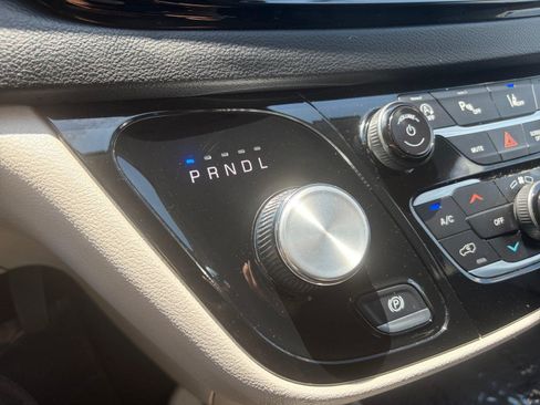 Used 2024 Chrysler Pacifica Touring-L FWD image 19